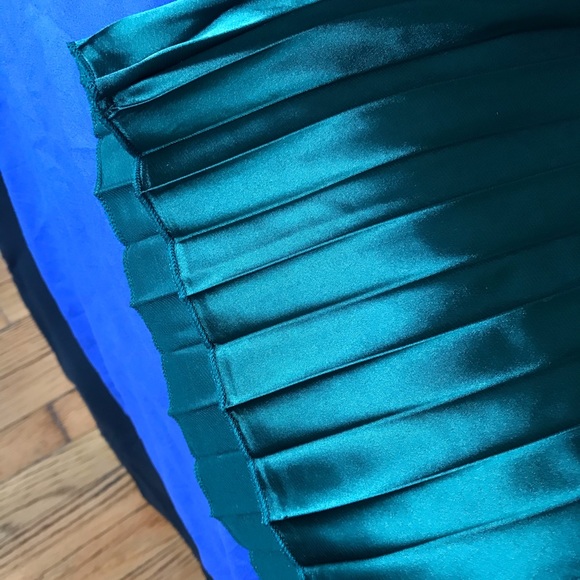 Green satin dress - Picture 6 of 11